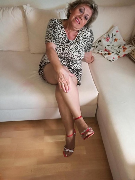 sexy short hair milf beautiful nude photo