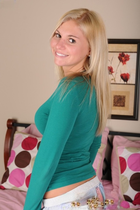 blonde girl next door top pics